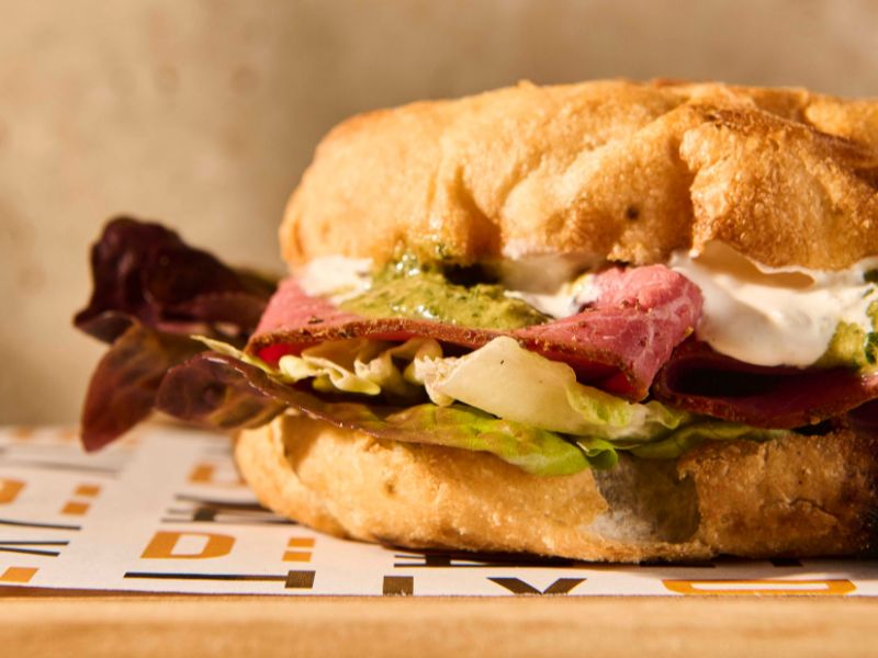 ¿Qué es la burrata? Origen y 3 recetas de este queso italiano