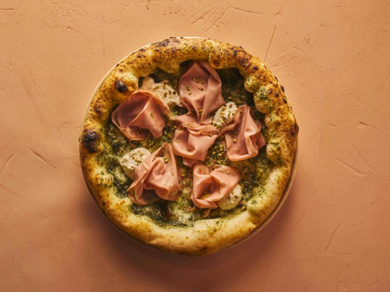 pizza pesto e mortadella Di Bologna con ricotta