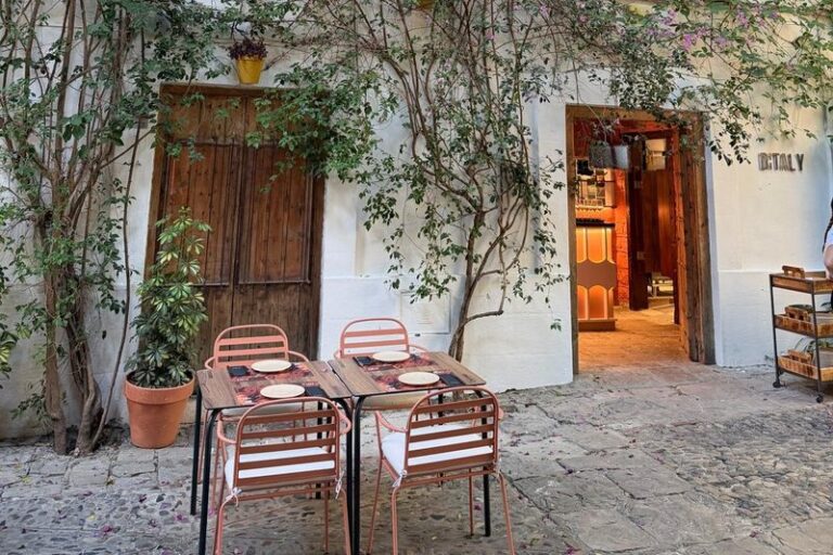 Mesa en el patio de Ditaly para comer los mejores platos italianos al aire libre, junto al Alcázar y la plaza del Arenal de Jerez