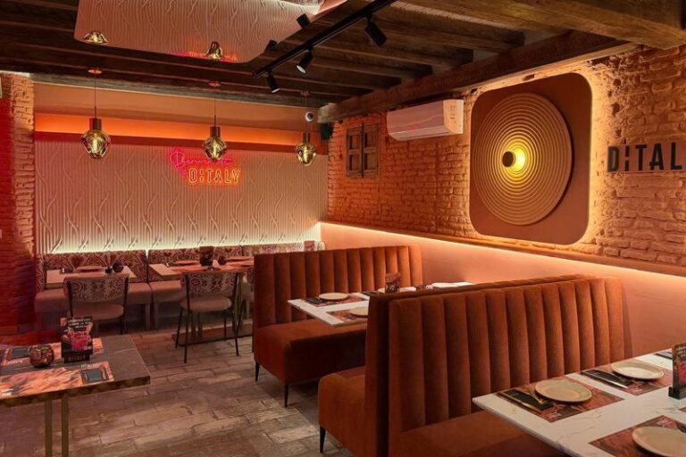 Amplia sala donde degustar comida italiana en Ditaly, en pleno centro histórico de Jerez, con paredes de ladrillo visto