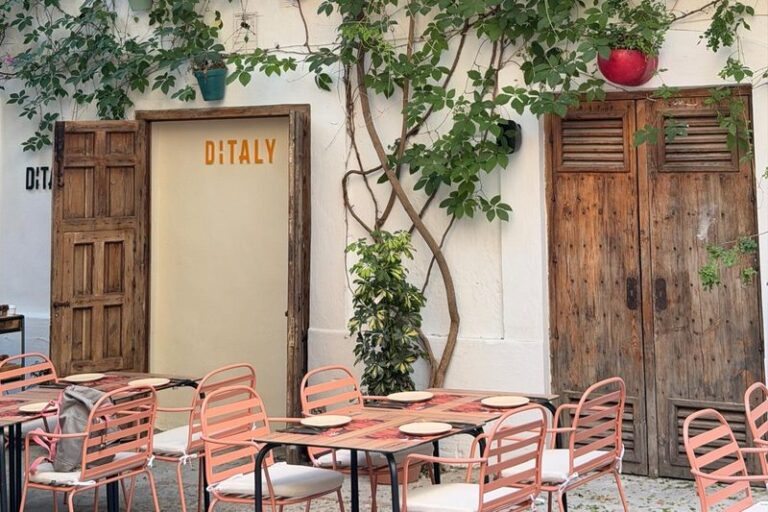 Terraza exterior de Ditaly junto al ayuntamiento de Jerez, ideal para disfrutar de una auténtica pizza italiana para comer o cenar en primavera y verano