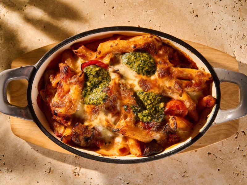 Imagen de una pasta gratinada al horno con salsa de pesto auténtica italiana cocinada en base a esta receta