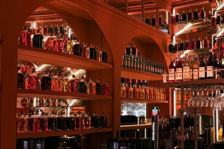 Barra de Ditaly con licores y aperitivos italianos que acompañan la comida italiana en su local del centro de Cádiz.