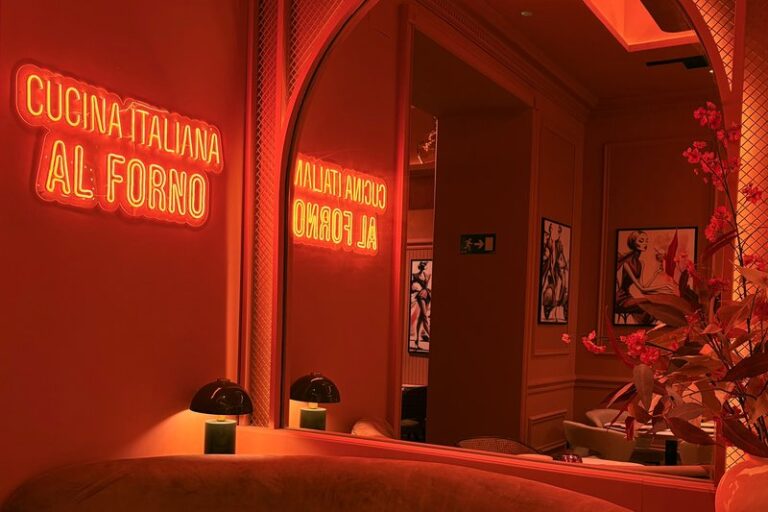 Neón «Cucina Italiana al Forno» de Ditaly, un guiño a la auténtica pizza napolitana al horno en el centro de Cádiz.
