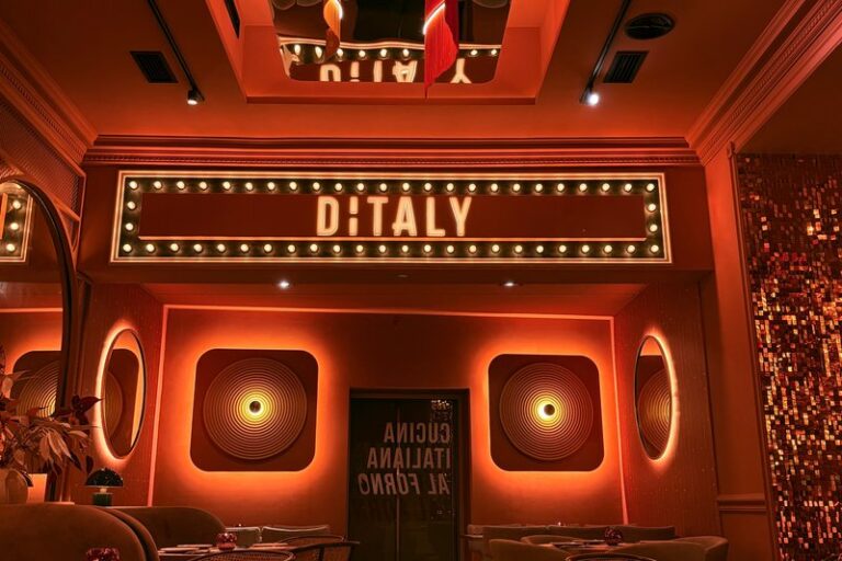 Rótulo luminoso de Ditaly presidiendo la sala, la pizzería italiana de referencia en el centro de Cádiz.