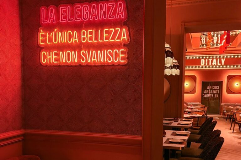 Neón «La eleganza è l'unica bellezza che non svanisce» en Ditaly, el toque elegante para cenar pizza napolitana en el centro de Cádiz.